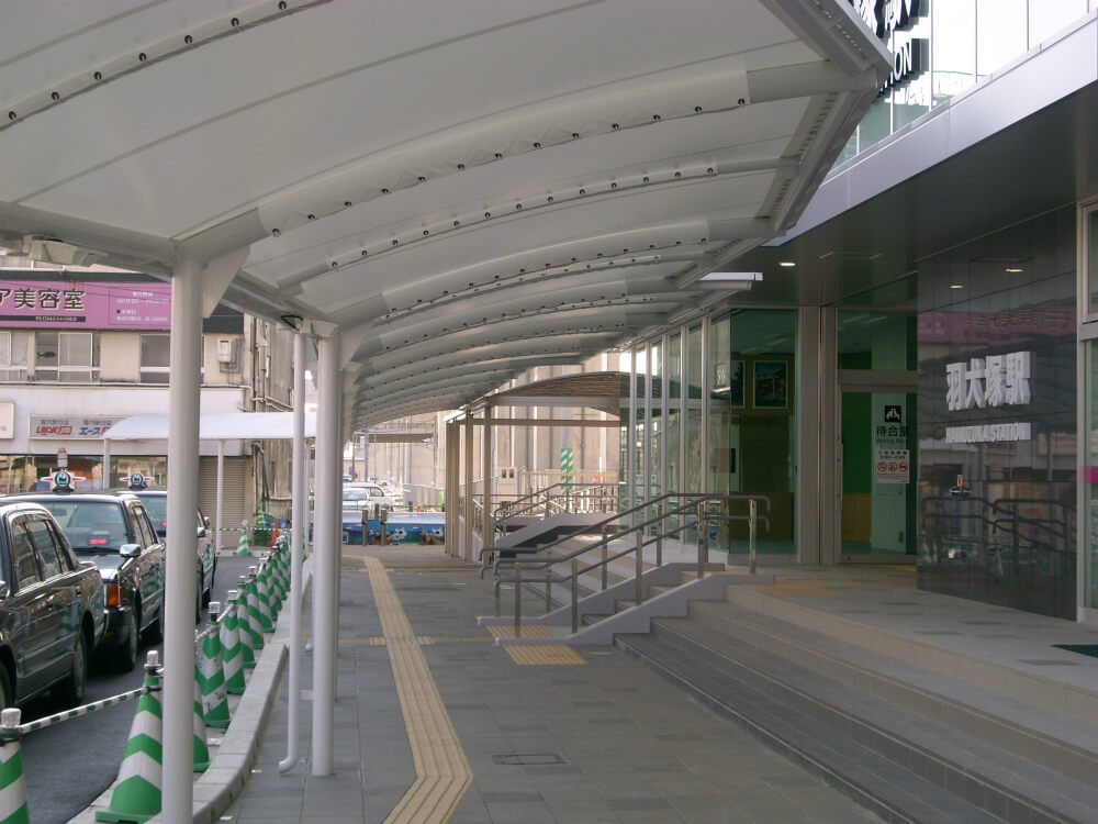 駅前ロータリーに、不燃フッ素樹脂配合防汚処理膜材のテント屋根